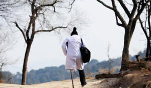 Vị bác sĩ khuyết một chân đi bộ suốt 40 năm chữa bệnh cứu người