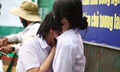 Đề Toán vào lớp 10 TP.HCM khó, thí sinh ôm nhau khóc nức nở 