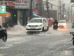 Mây đen phủ toàn TP.HCM, mưa lớn ở nhiều quận