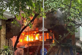 Quán cafe ở phố cổ Hà Nội bốc cháy ngùn ngụt