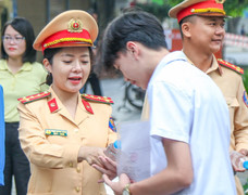 Cảnh sát giao thông Hà Nội tiếp sức cho sĩ tử thi vào lớp 10