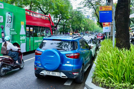 Đỗ xe ô tô ở điểm đón trả khách của xe buýt bị phạt bao nhiêu tiền?