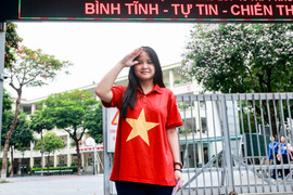 Nữ sinh Hà Nội diện áo cờ đỏ sao vàng lấy may cho môn thi 'gỡ điểm' vào lớp 10