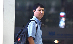 Tuyển Việt Nam sang Iraq: Duy Mạnh ăn trứng luộc, HLV Kim Sang-sik mặc đồ riêng