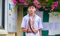 Thi lớp 10 tại Hà Nội: Thí sinh bị gãy tay đọc đáp án cho học sinh lớp 8 chép hộ