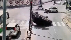 Tai nạn kinh hoàng, ô tô lộn nhiều vòng trên đường 