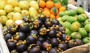 Người Hà Nội sắm Tết Đoan Ngọ, thị trường sôi động, giá vẫn bình ổn