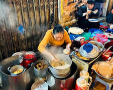 Hàng xôi ngon nức tiếng phố cổ, chuyển tới đâu khách theo nườm nượp tới đó