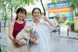 Đón con giữa trời mưa sau môn thi cuối, mẹ hứa kết quả thế nào cũng thưởng lớn