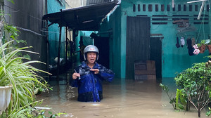 Nước ngập ngang người, đồ đạc bị cuốn trôi trong mưa lớn ở Quảng Ninh