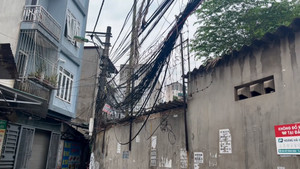 Ma trận cáp điện chằng chịt, dân Hà Nội thấp thỏm nguy cơ cháy nổ 