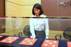 Thêm ngân hàng tăng điểm bán vàng miếng cho người dân