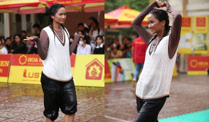 Hoa hậu H'Hen Niê dầm mưa, đi chân đất ghi hình chương trình hỗ trợ người nghèo