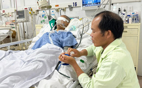 Thiếu nữ 16 tuổi gặp nạn khi mò cua bắt ốc lo cho 2 em, phải lọc máu mỗi ngày