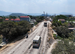 Dân sống ven quốc lộ 19 chịu cảnh bụi ngày nắng, ngập trắng ngày mưa