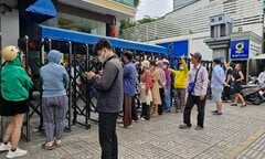Người TP.HCM xếp hàng từ 4 giờ sáng mua vàng, SJC chỉ bán mỗi người 1 lượng