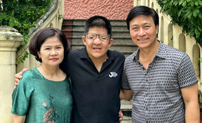 Lần hiếm hoi vợ diễn viên Quốc Tuấn xuất hiện cùng chồng và con trai Bôm