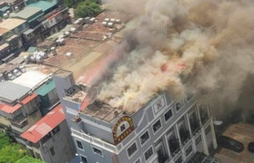 Cháy tầng thượng khách sạn Capital Garden ở Hà Nội, cột khói đen bốc cuồn cuộn