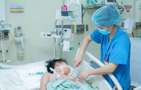 Truyền gần 4 lít máu cứu bé trai bị xe ba gác chở xi măng chèn qua người