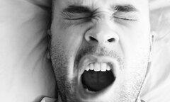 Trật khớp quai hàm, không khép được miệng do ngáp lớn