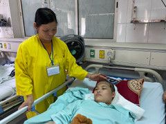 Lần đầu ra khỏi bản của người mẹ Dao lại là lần đưa con nguy kịch đi cấp cứu