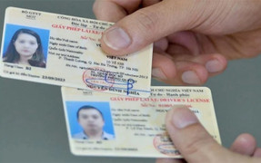 Dùng bằng lái ô tô thay bằng lái xe máy được không?