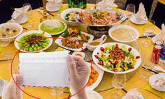 Tranh cãi chuyện 3 người ăn tiệc cưới sang chảnh chỉ mừng 200 nghìn đồng