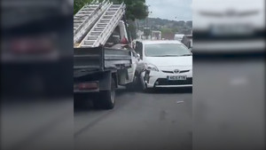 Tài xế say rượu, xe tải điên cuồng tông hàng loạt ô tô