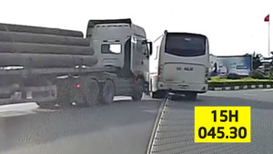 Xe khách 15H-045.30 tạt đầu xe container như chốn không người 