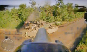 Xe tăng Mỹ chế tạo bốc cháy trước đòn tấn công của UAV Nga