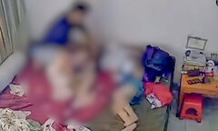 Phẫn nộ gã đàn ông đánh vợ dã man trước mặt con nhỏ ở Hà Giang