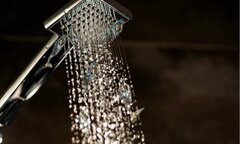 Tắm rửa ầm ĩ lúc nửa đêm, chàng trai bị tòa xử phạt 2,3 triệu đồng