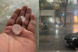 TP.HCM mưa trắng trời, nhiều nơi xuất hiện mưa đá 