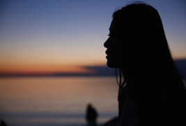 Là mẹ đơn thân ngoài 40 tuổi, tôi rung động nhưng e sợ khi trai trẻ theo đuổi