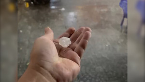 Mưa đá hạt to bằng ngón tay đổ xuống TP.HCM