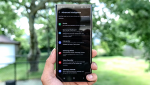 'Làng' điện thoại cập nhật AI trên cả đời cũ, mỗi Apple chỉ dùng trên iPhone 15