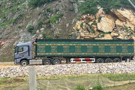 Xe đầu kéo vướng vào dây cáp, tài xế bị điện giật tử vong