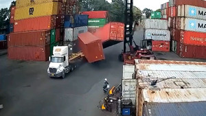 Thót tim xe nâng va chạm container, 2 thùng hàng rơi xuống đất