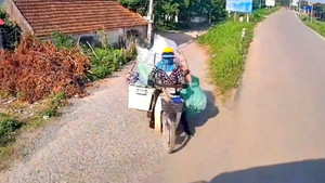 Lùi ô tô nhường đường, tài xế nhận cái kết ấm lòng