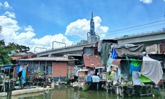 Nghìn hộ dân sống tạm bợ ven rạch dưới chân cao ốc ở TP.HCM
