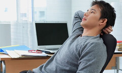 Tôi khổ sở khi yêu thầm sếp nữ hơn mình 15 tuổi