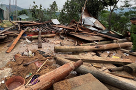 Dông lốc ở nhiều địa phương khiến 2 người thiệt mạng, nhiều nhà cửa bị sập