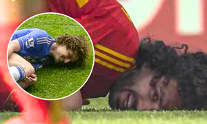 Cầu thủ Tây Ban Nha lăn ra sân ăn vạ, cười trơ trẽn