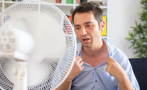 Tại sao ngày nắng nóng càng bật quạt to càng nóng bức?