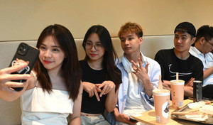 Giới trẻ Hà thành thức xuyên đêm 'đu trend' uống cà phê lúc 4h sáng