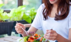 5 thói quen ngay sau bữa ăn âm thầm hủy hoại cơ thể bạn