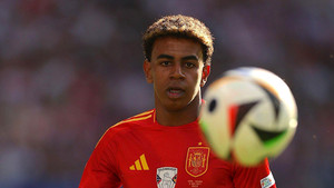 Ngôi sao 16 tuổi của Tây Ban Nha: Dự EURO, vẫn mang sách vở ôn bài