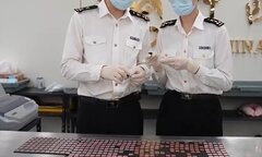 Vòng một lớn bất thường, cô gái bị phát hiện phạm pháp 