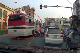 Xe ô tô vượt đèn vàng bị phạt bao nhiêu tiền?