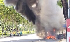 Xe ô tô chở linh kiện điện tử bốc cháy ngùn ngụt trên đường phố Đà Nẵng